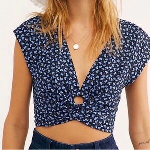FREE PEOPLE Havana Honey V-Neck Woven Crop Top in Heart Print Blue Sz Large
